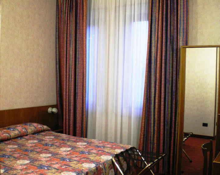 Hotel Pico Mirandola Luaran gambar